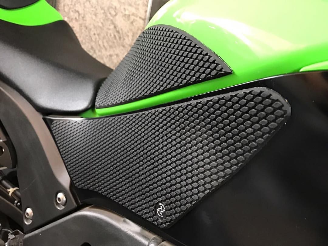 TechSpec 2016+ Kawasaki Ninja ZX-10R Snake Skin Tank Grips