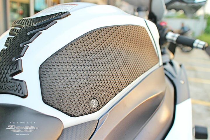 TechSpec 2019-2016 Suzuki GSX-R1000 Snake Skin Tank Grips