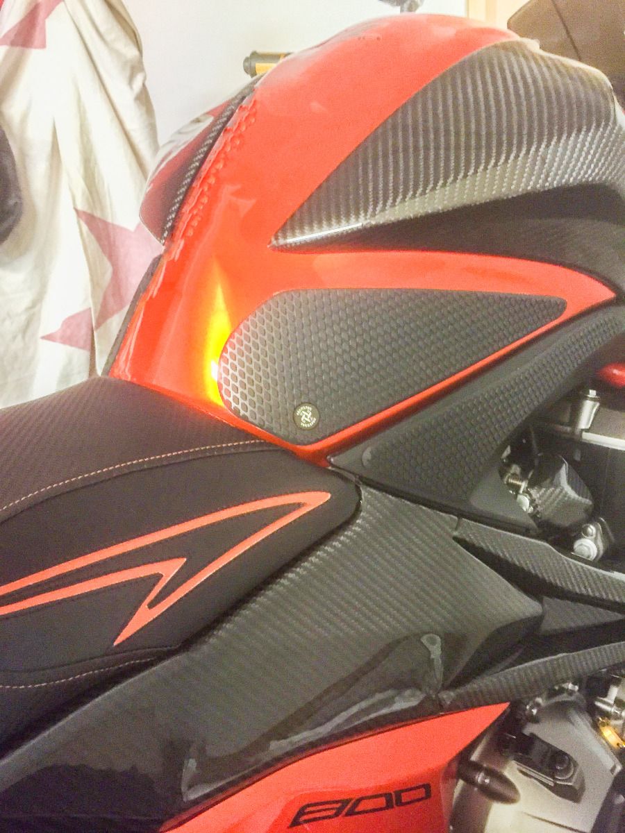 TechSpec 2012+ Kawasaki Z800 Snake Skin Tank Grips